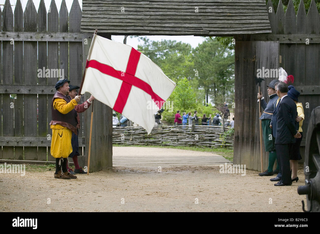 Acteur holding drapeau anglais portant la croix de saint Georges aux portes de Fort James, Jamestown Settlement Banque D'Images