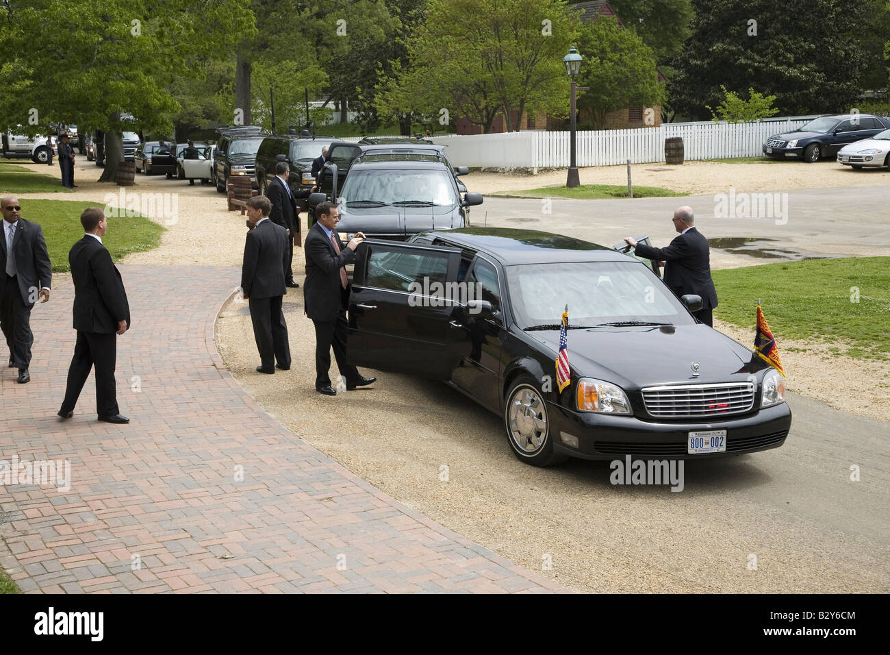 Location de Limousine transportant la reine Elizabeth II comme elle s'arrête en face du Palais du Gouverneur à Williamsburg, en Virginie Banque D'Images