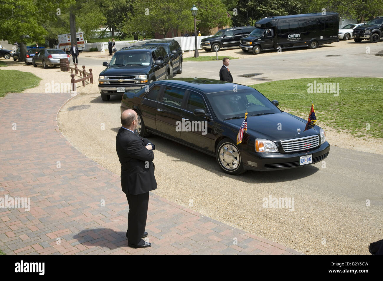 Location de Limousine transportant la reine Elizabeth II comme elle s'arrête en face du Palais du Gouverneur à Williamsburg, VA Banque D'Images