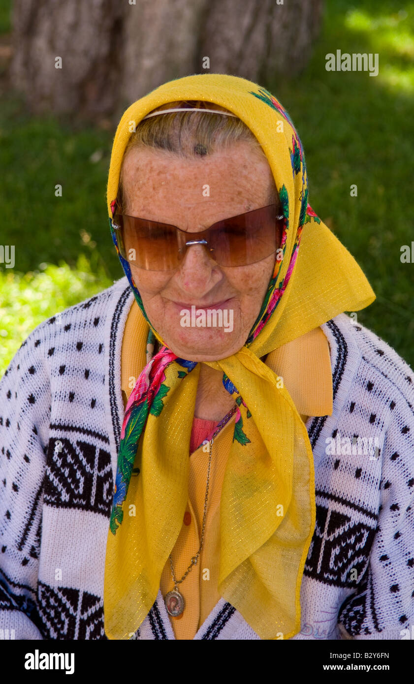Vieille dame avec écharpe babushka portrait dans parc de Kiev Ukraine Photo  Stock - Alamy