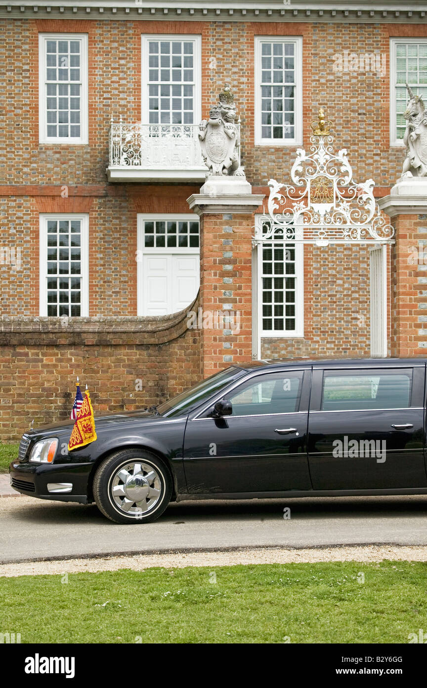 Limousine présidentielle noir et drapeau américain sur l'avant du véhicule Cadillac au Palais du Gouverneur à Williamsburg, VA Banque D'Images