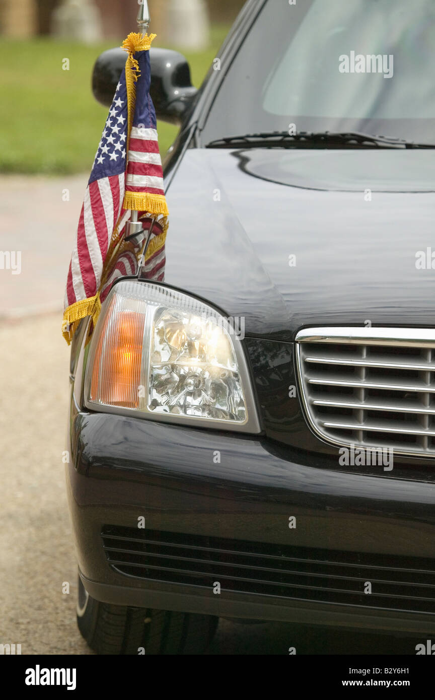 Limousine présidentielle noir et drapeau américain à Williamsburg VA Banque D'Images