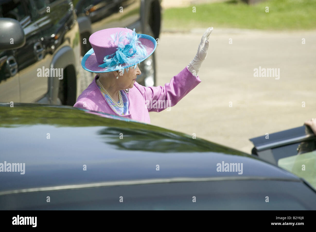 La reine Elizabeth II en violet vif Costume et chapeau, forme Limousine présidentielle qu'elle entre dans la région de Williamsburg VA Banque D'Images