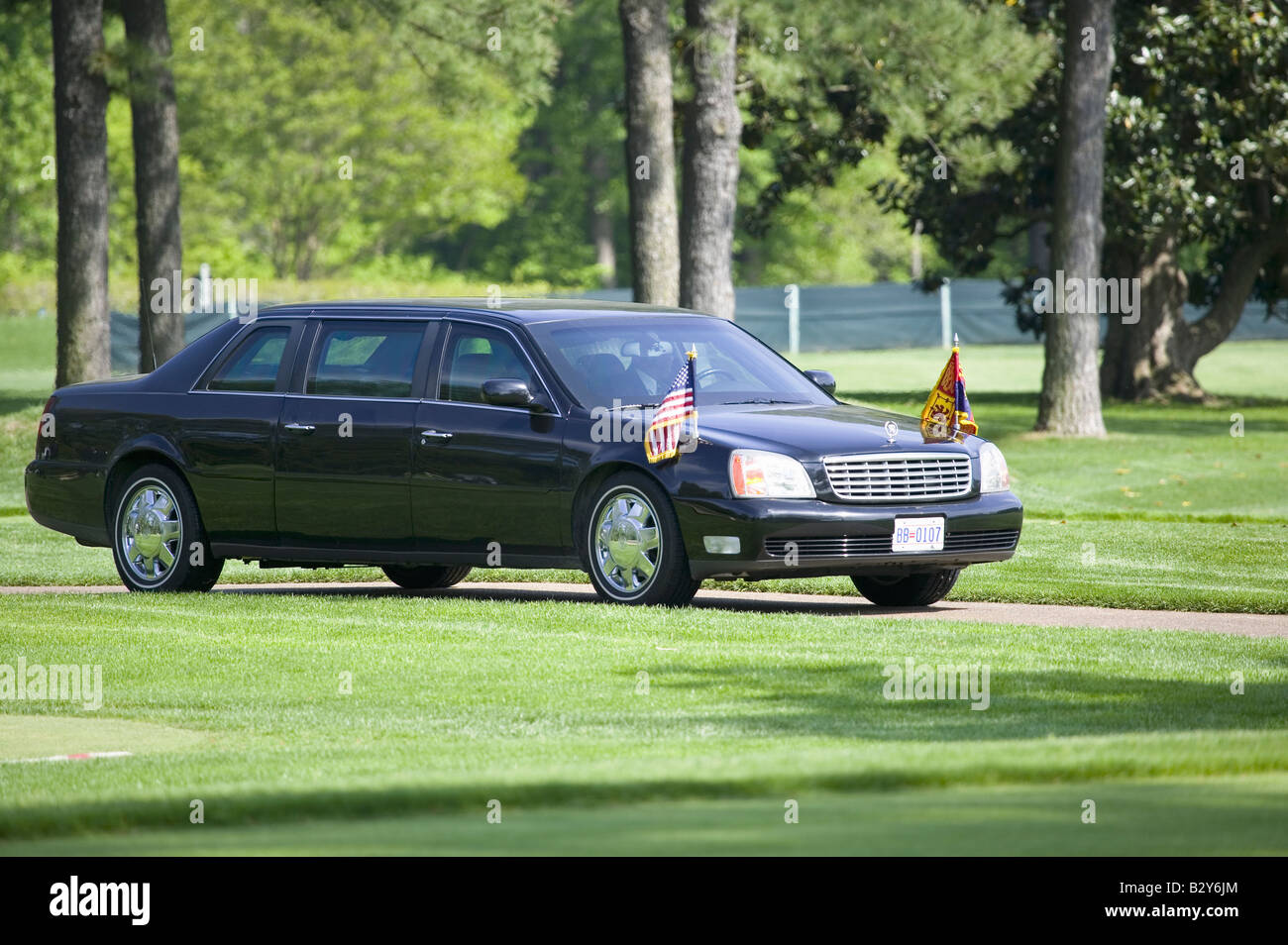 Limousine présidentielle noir et drapeau américain sur le terrain de golf de Williamsburg, VA Banque D'Images