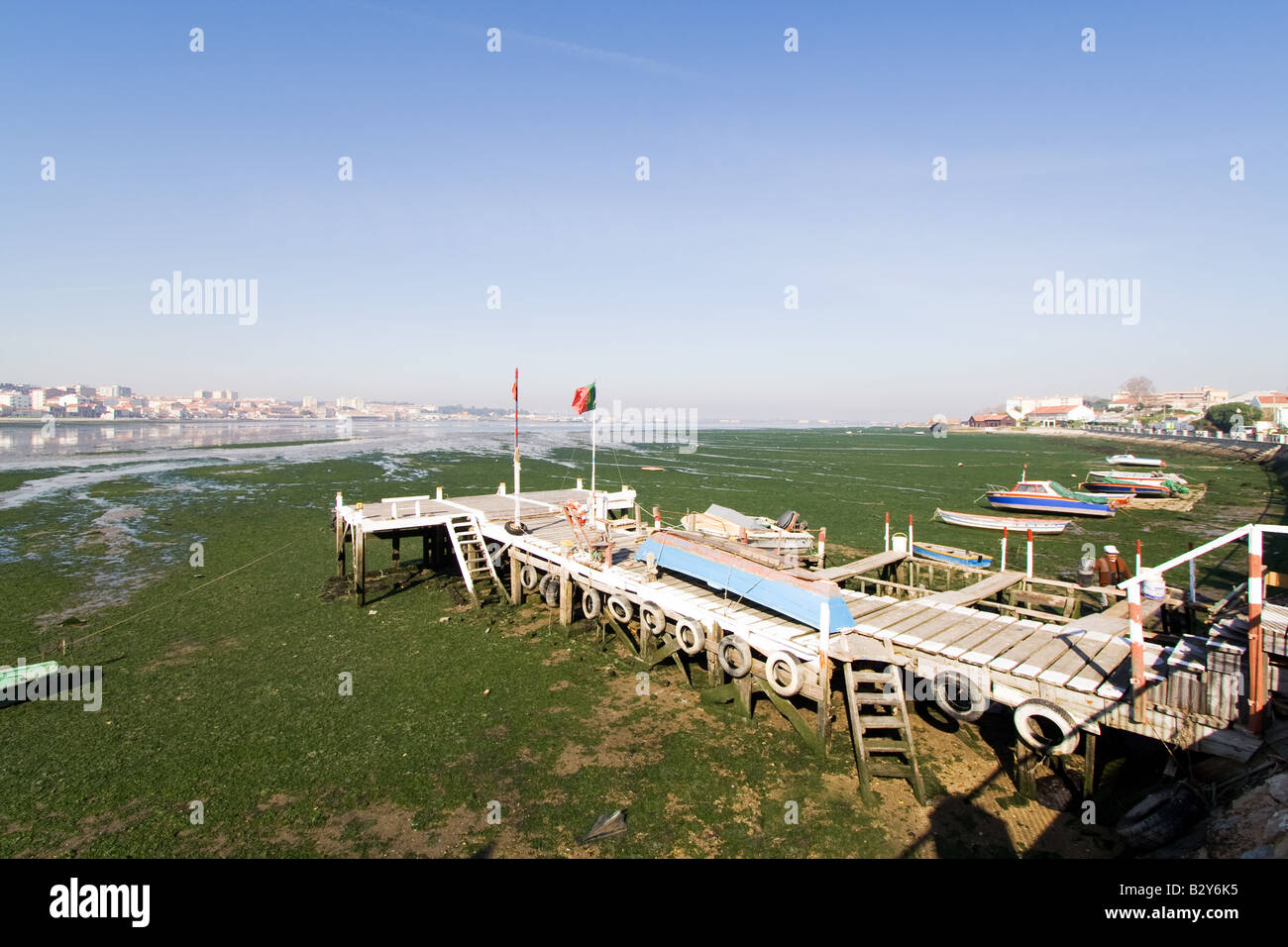 Petit embarcadère en bois d'Arrentela, Seixal, Portugal Bay Banque D'Images