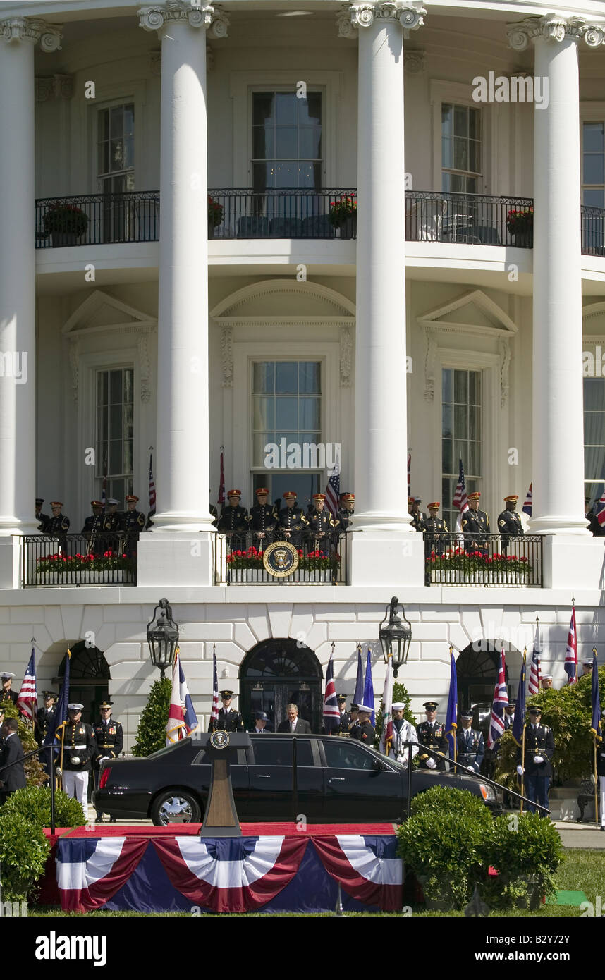 Limousine présidentielle arrivant avec bande Marine trompettistes, Maison Blanche le 7 mai 2007 Banque D'Images