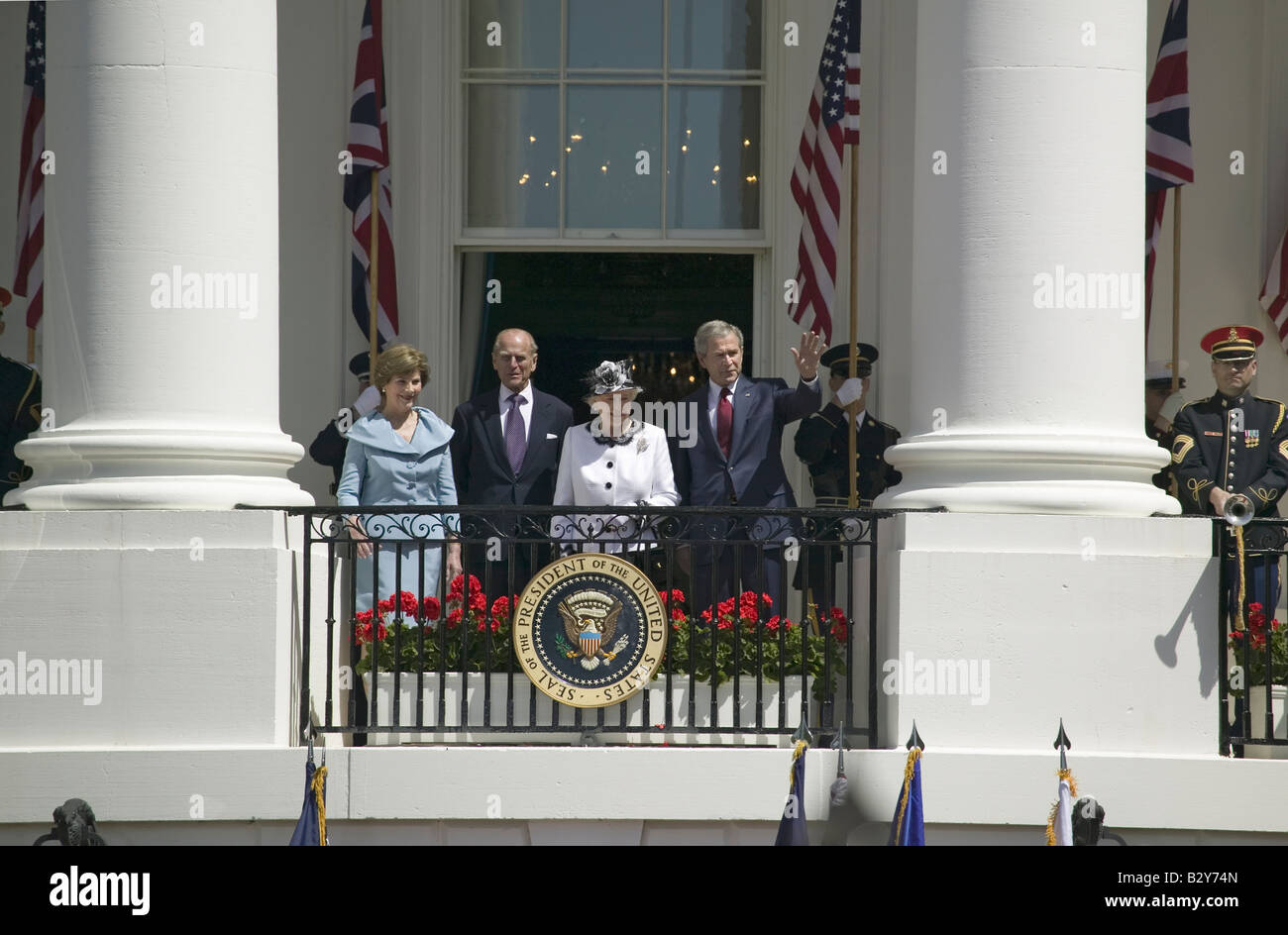 La Première dame Laura Bush, le Prince Philip, duc d'Édimbourg, la reine Elizabeth II et le président George W. Banque D'Images