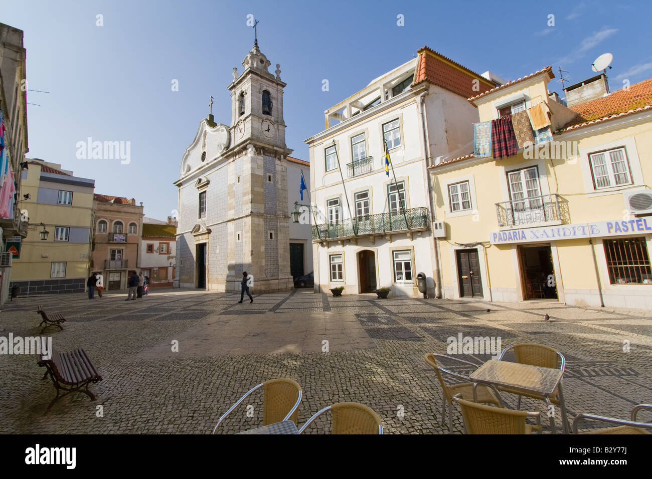 Seixal City-Hall square, avec le City-Hall au centre et l'église baroque de Seixal sur la gauche. Le district de Setubal, Portugal. Banque D'Images
