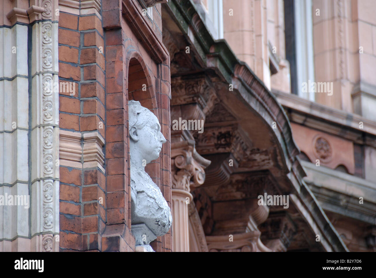 Statue de la Reine Victoria sur la façade de l'immeuble en terre cuite de style victorien à Mount Street Mayfair London England Banque D'Images