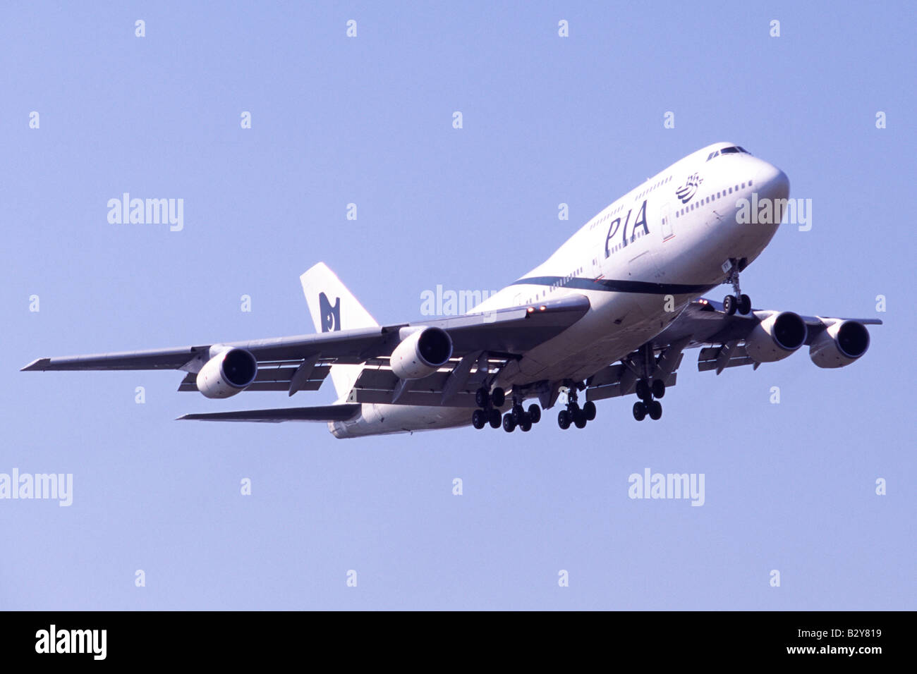 Boeing 747 exploité par Pakistan International Airlines en approche pour l'atterrissage à l'aéroport Heathrow de Londres Banque D'Images