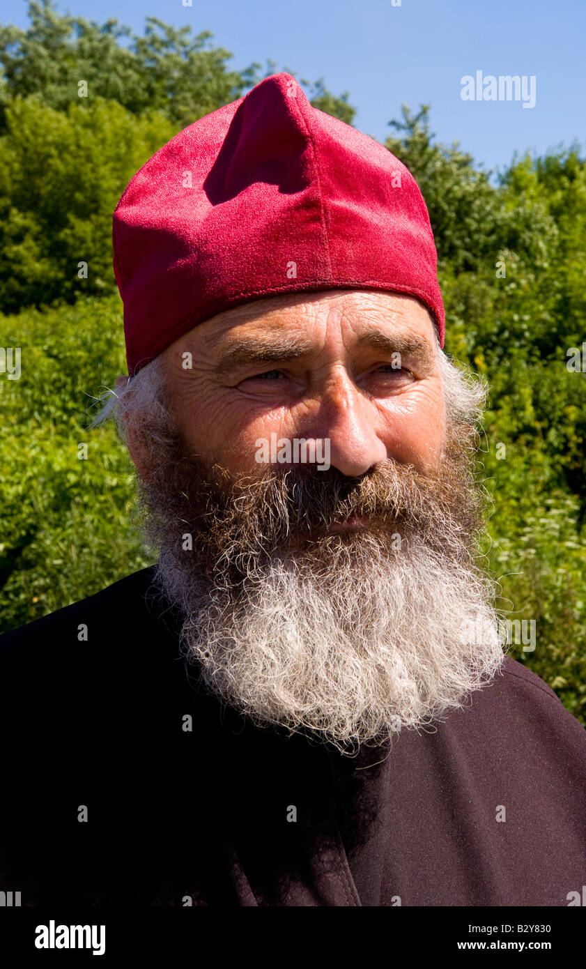 Portrait de prêtre orthodoxe russe dans red hat en pays de Lviv Ukraine Banque D'Images