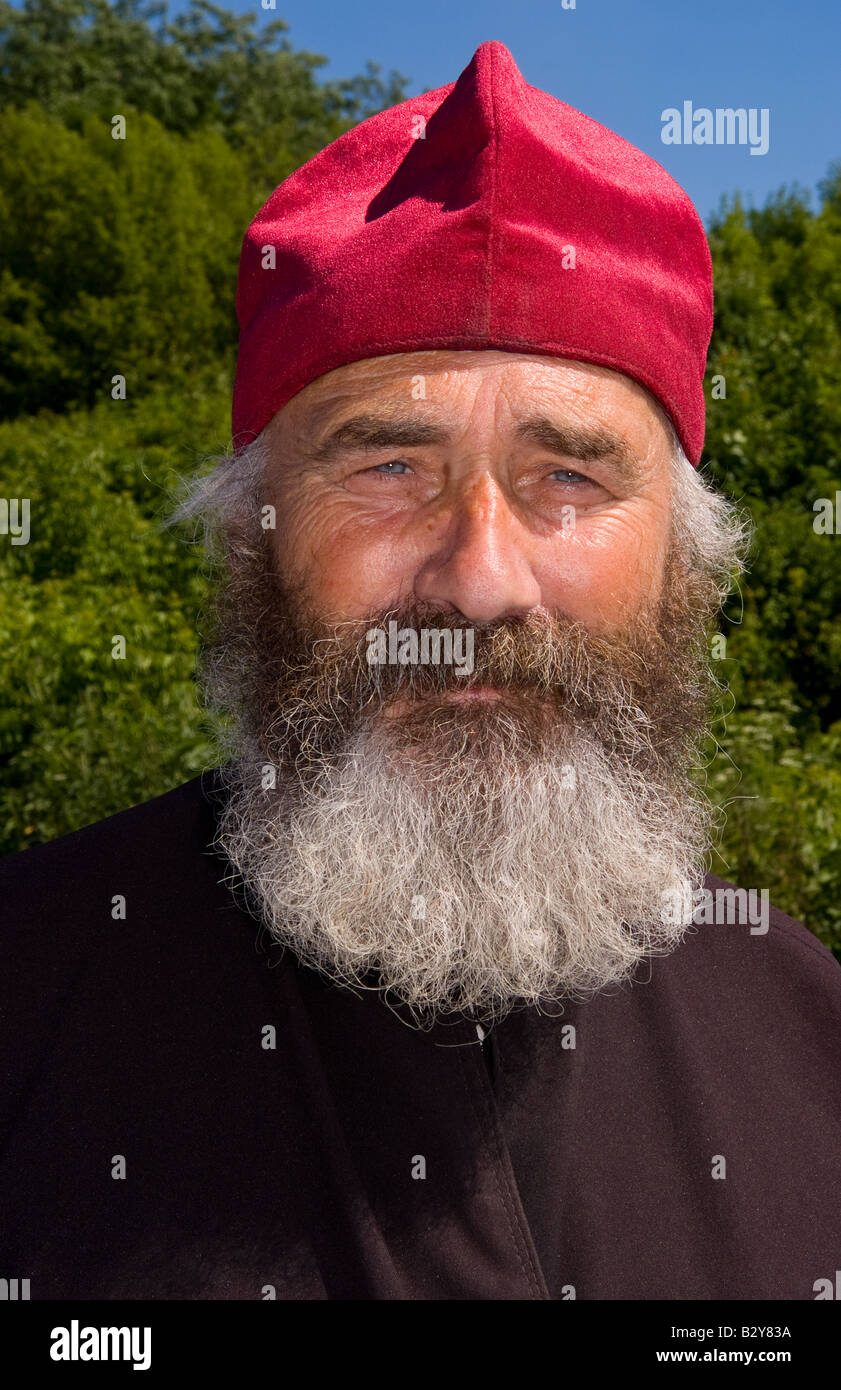 Portrait de prêtre orthodoxe russe dans red hat en pays de Lviv Ukraine Banque D'Images