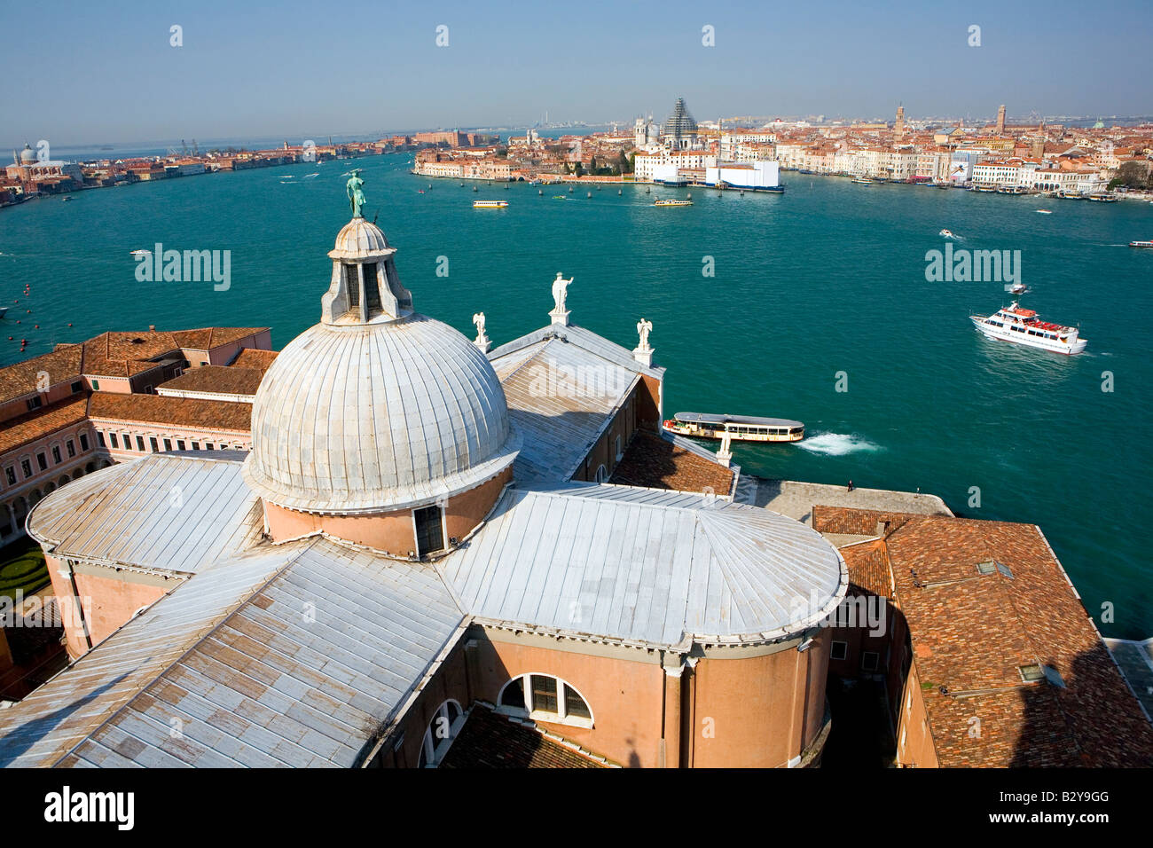 Vue sur le Campanile de Venise à San Giorgio Maggiore Venise Italie Banque D'Images