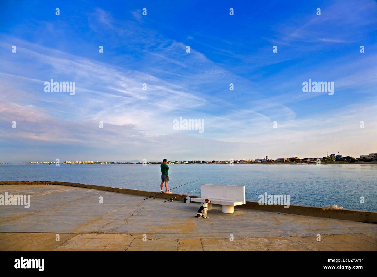 Pêcheur Et Chien Tôt Le Matin Sur Le Quai Le Grau Du Roi