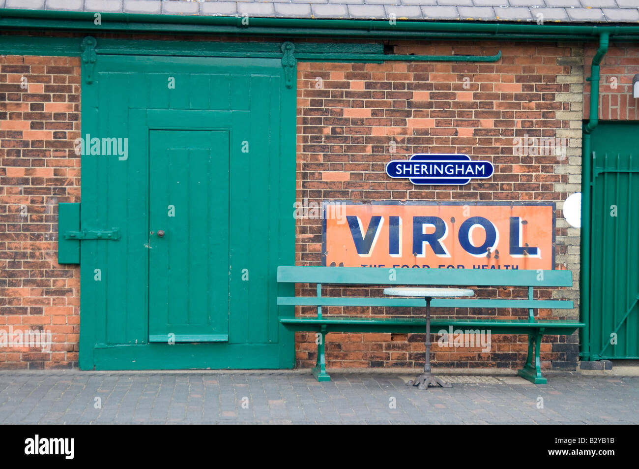 La signalisation sur la publicité sur la station de Sheringham North Norfolk Steam Railway, Norfolk, Angleterre. Banque D'Images