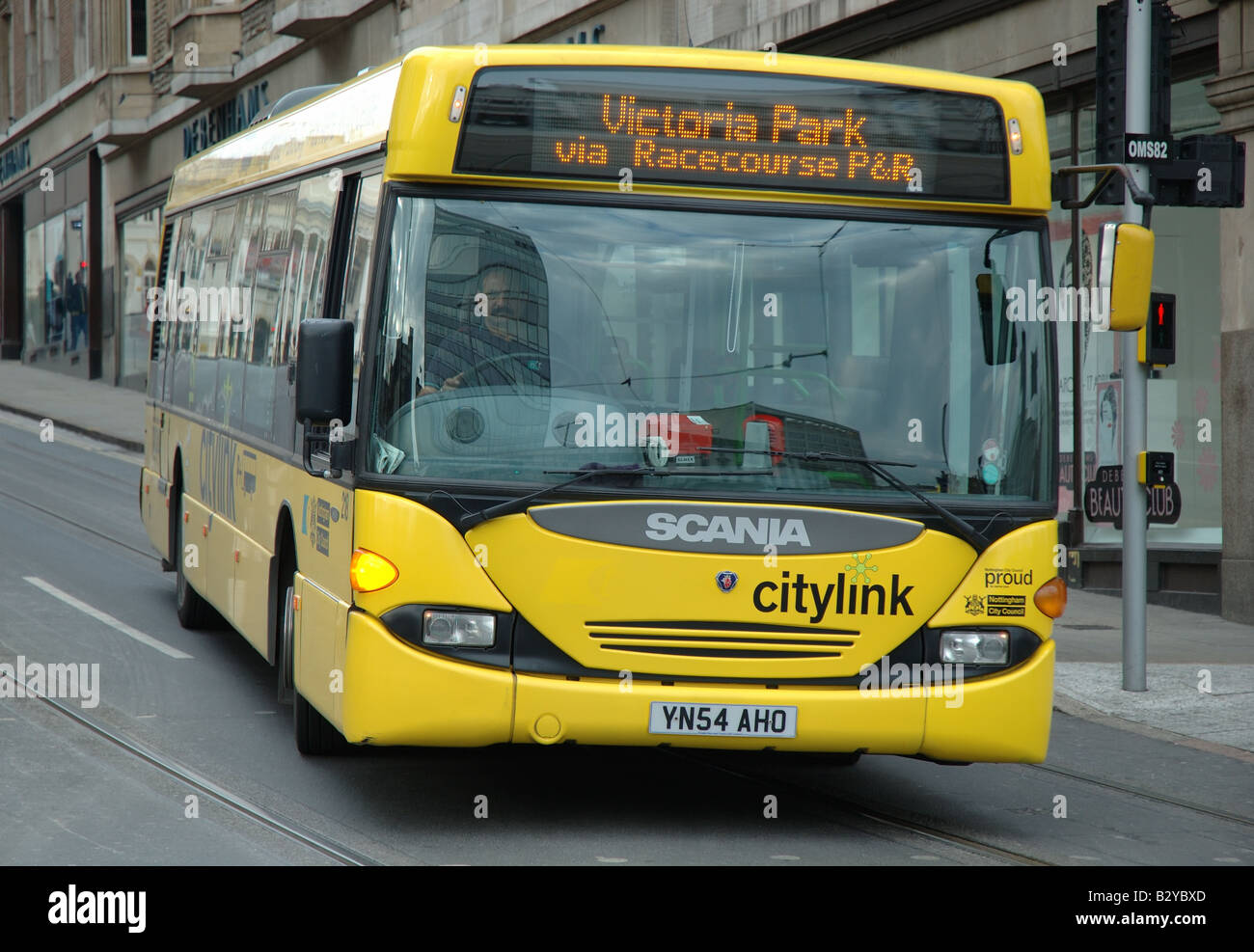 Seul jaune decker bus, Nottingham, England, UK Banque D'Images