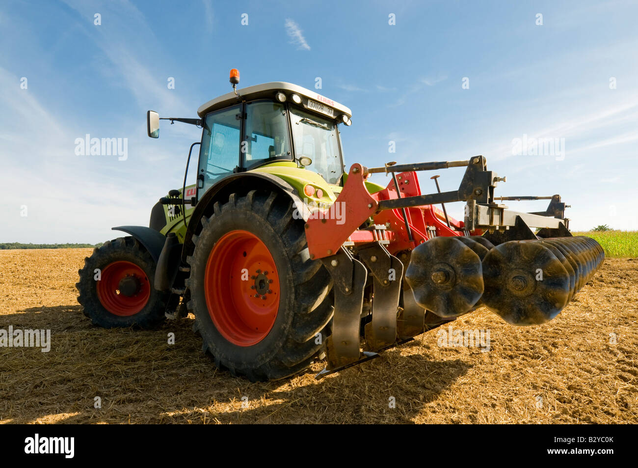 'Allemand Claas Axion 820' tracteur 4RM avec herse à disques, sud-Touraine, France. Banque D'Images