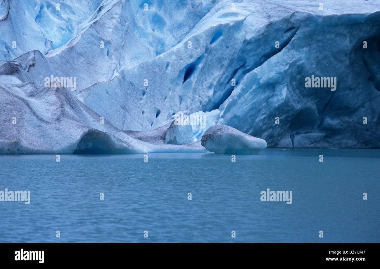 La glace bleue du glacier Briksdalsbreen une langue de Jostedalsbreen en Norvège Banque D'Images
