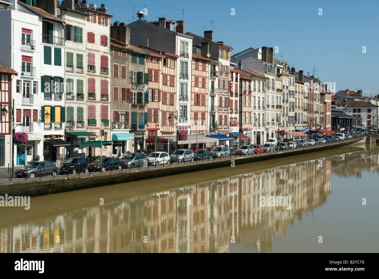 Appartements du quai se reflétant dans la rivière Nive Bayonne Aquitaine France Banque D'Images