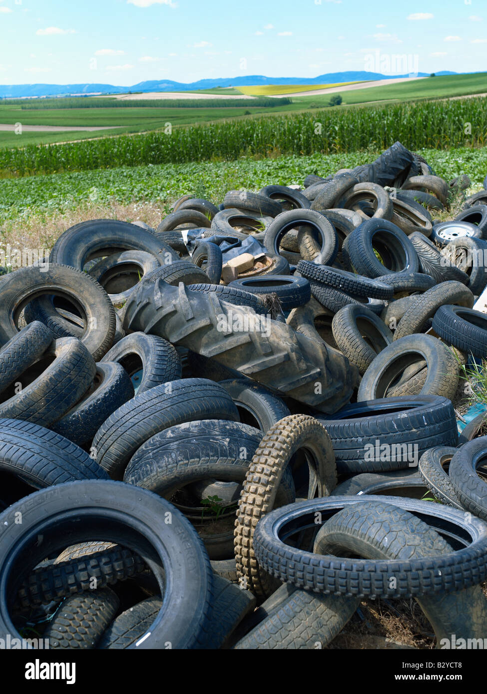 Vieux PNEUS SUR LES TERRES AGRICOLES FAISANT L'objet d'ALSACE FRANCE Banque D'Images