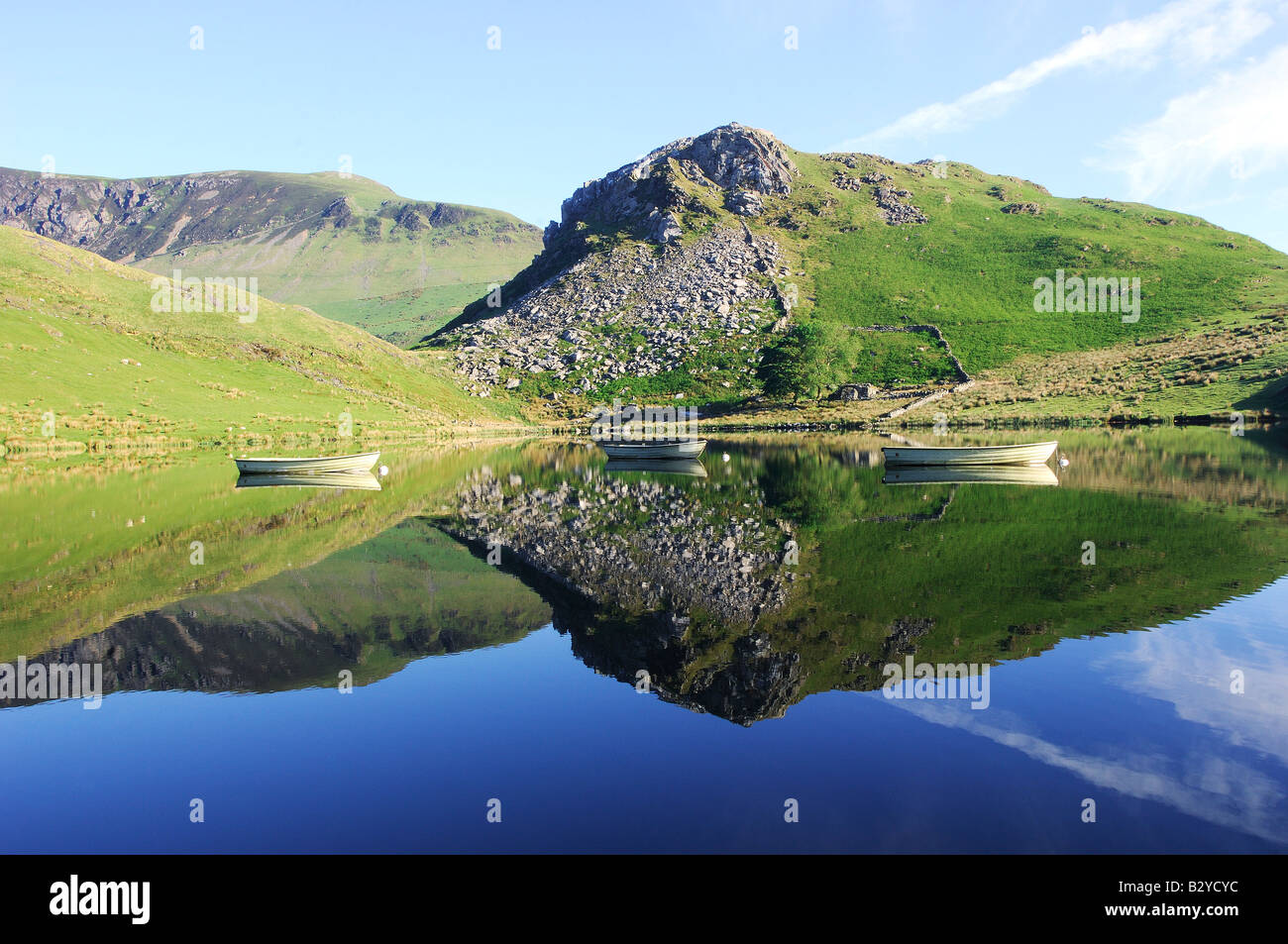 Un beau matin calme à Llyn Dywarchen Snowdonia National Park dans le Nord du Pays de Galles Banque D'Images