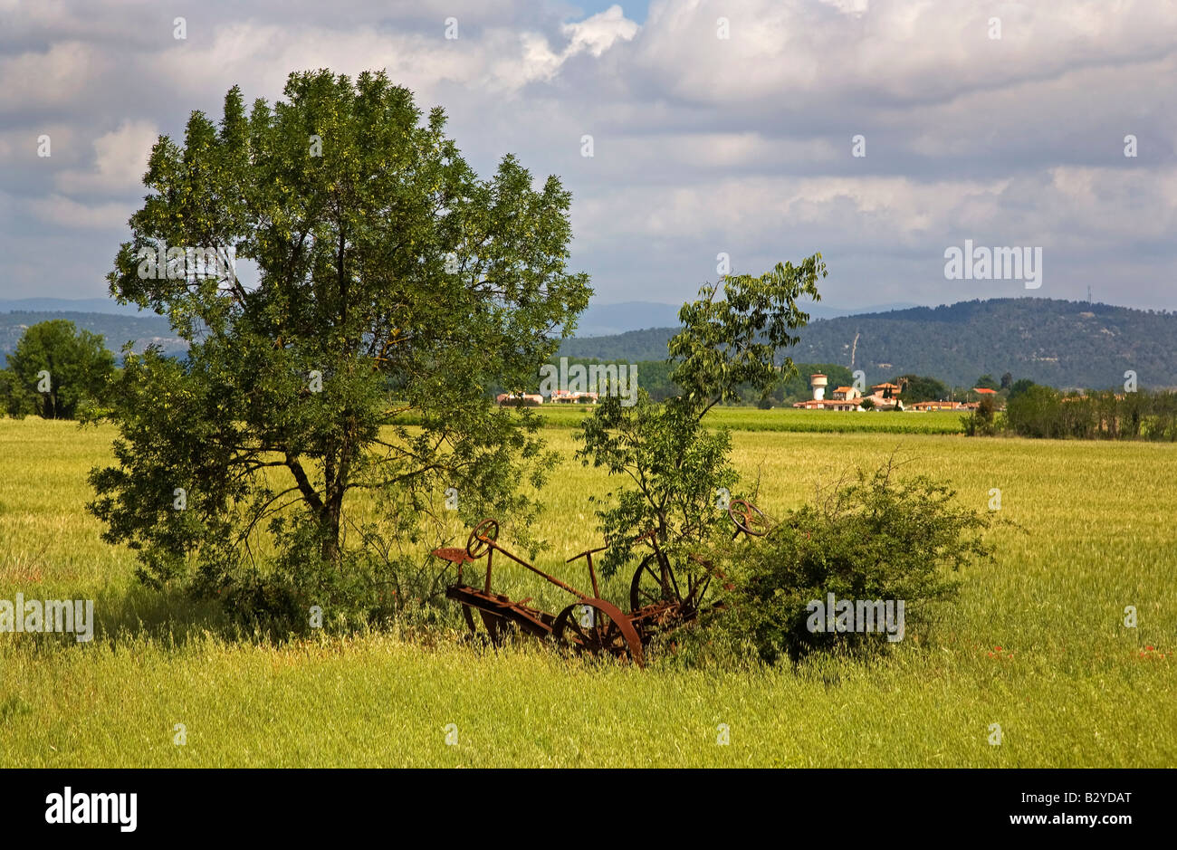 Old Farm Machinery près du Canal du Midi, Le Somail, Languedoc-Roussillon, France Banque D'Images