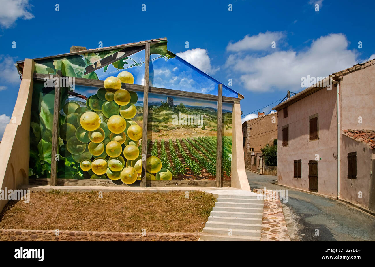 Peinture murale illustrant vignoble local et les raisins à Cebazan, Languedoc-Roussillon, France Banque D'Images