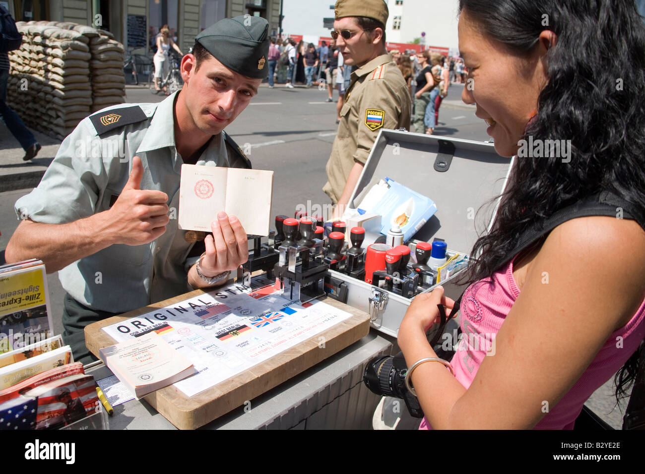 Un touriste chinois au Check Point Charlie Banque D'Images