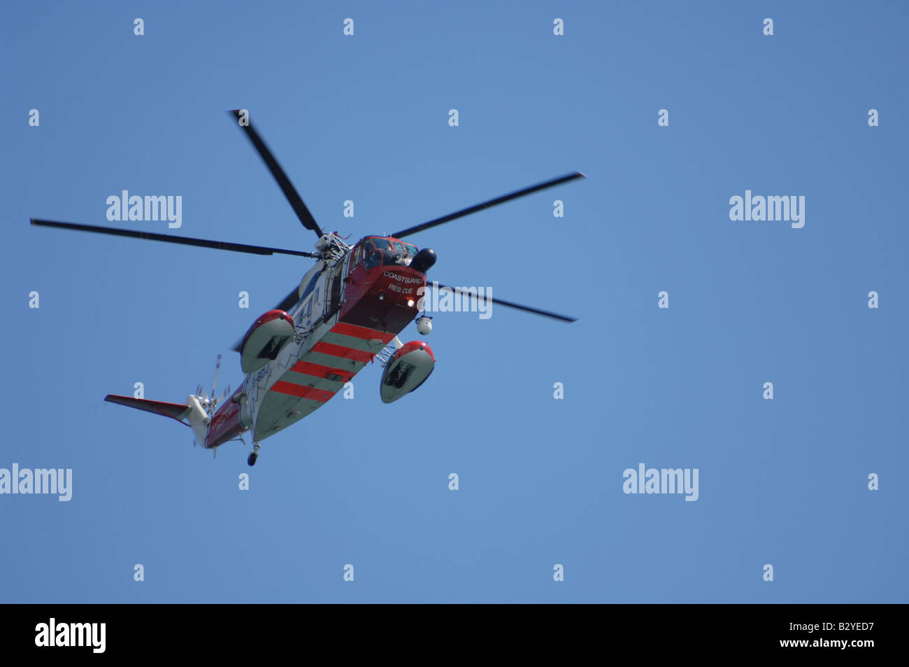 L'hélicoptère des garde-côtes dans le ciel au-dessus de Weymouth, dans le Dorset Banque D'Images
