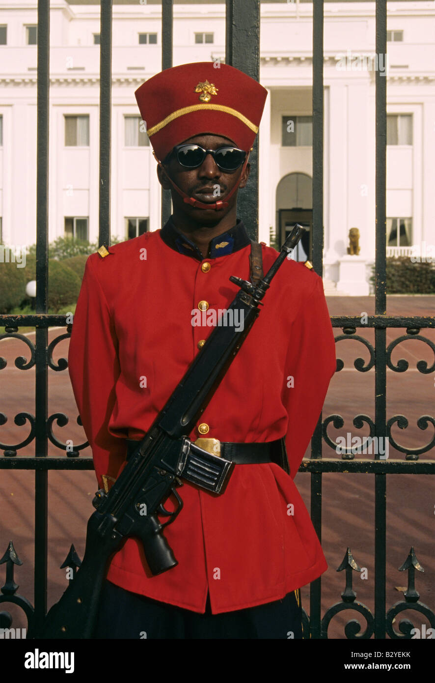 Garde armée debout devant le palais présidentiel à Dakar Sénégal Afrique du Sud Banque D'Images