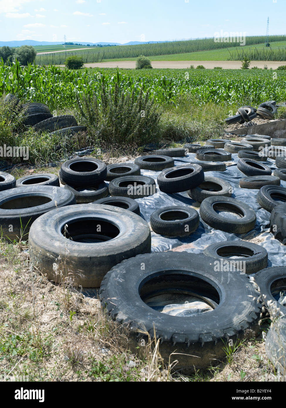 Vieux PNEUS ABANDONNÉS SUR LES TERRES AGRICOLES ALSACE FRANCE EUROPE Banque D'Images