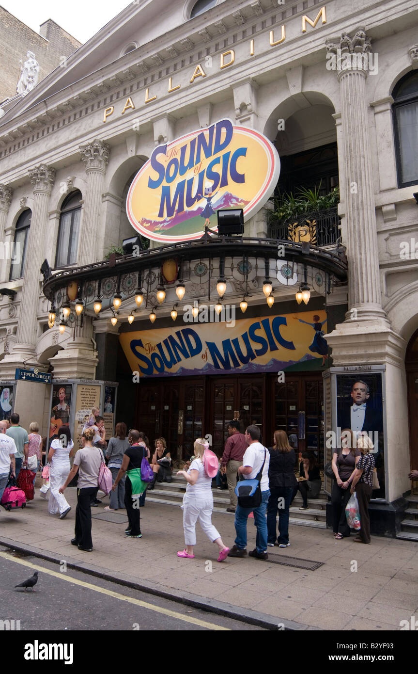 London Palladium sound of Music scène de théâtre musical Danse chanter Banque D'Images