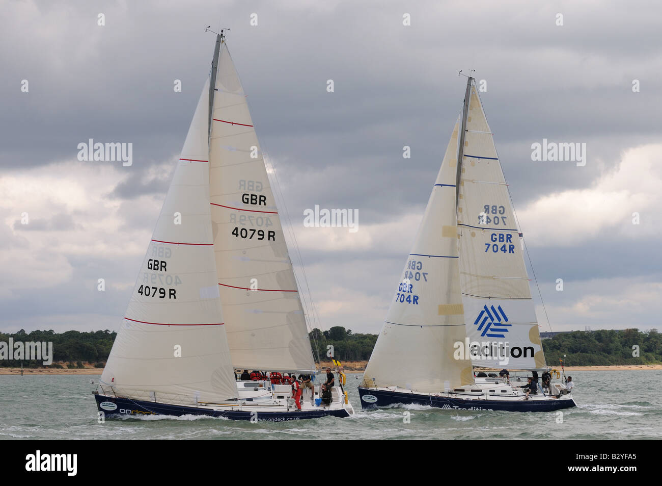 Location de bateau à face au vent avec équipage sur le côté au début de la course de l'île de Wight Cowes Week 2008 Banque D'Images