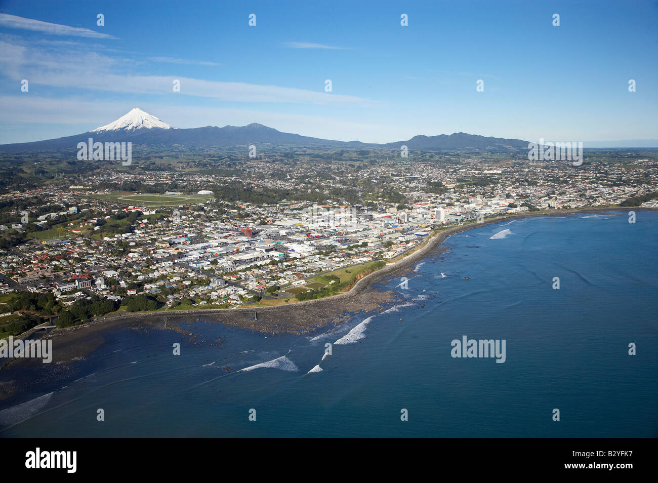 New Plymouth et Mt Taranaki Mt Egmont Taranaki Île du Nord Nouvelle-zélande aerial Banque D'Images