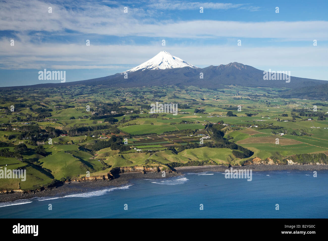 Littoral Taranaki près de New Plymouth les terres agricoles et Mt Taranaki Mt Egmont Taranaki Île du Nord Nouvelle-zélande aerial Banque D'Images