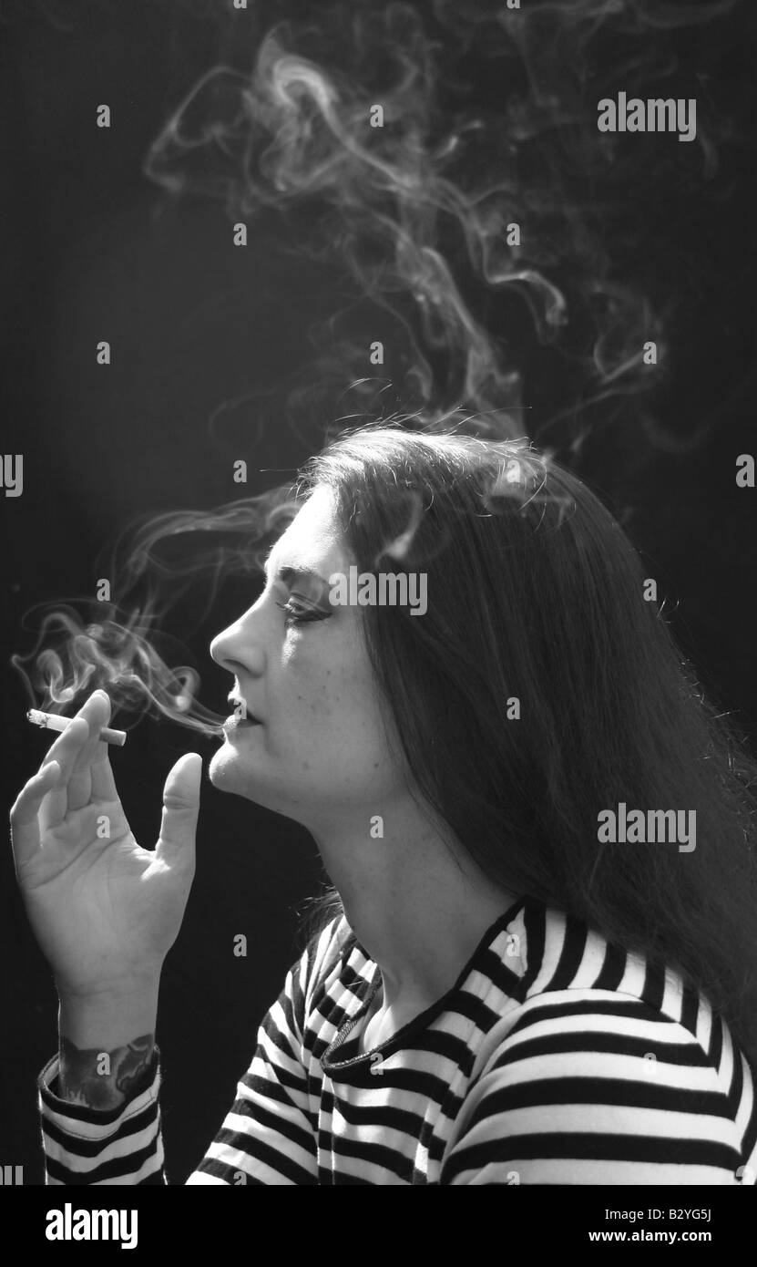 Fumer des cigarettes électroniques Banque d'images noir et blanc - Alamy