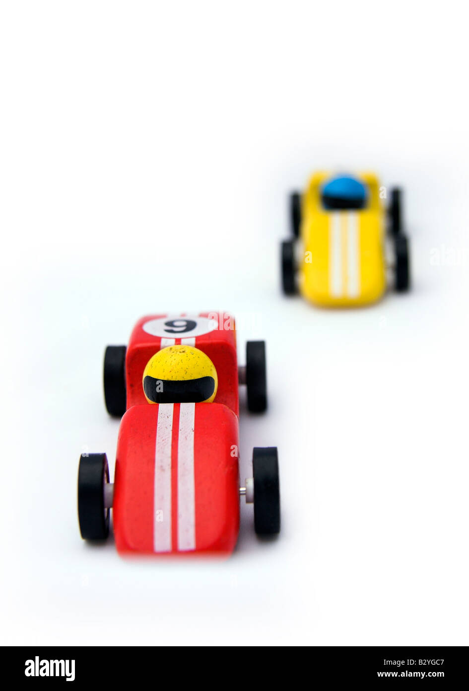 Jouet rouge et jaune les voitures de course, fond blanc Banque D'Images