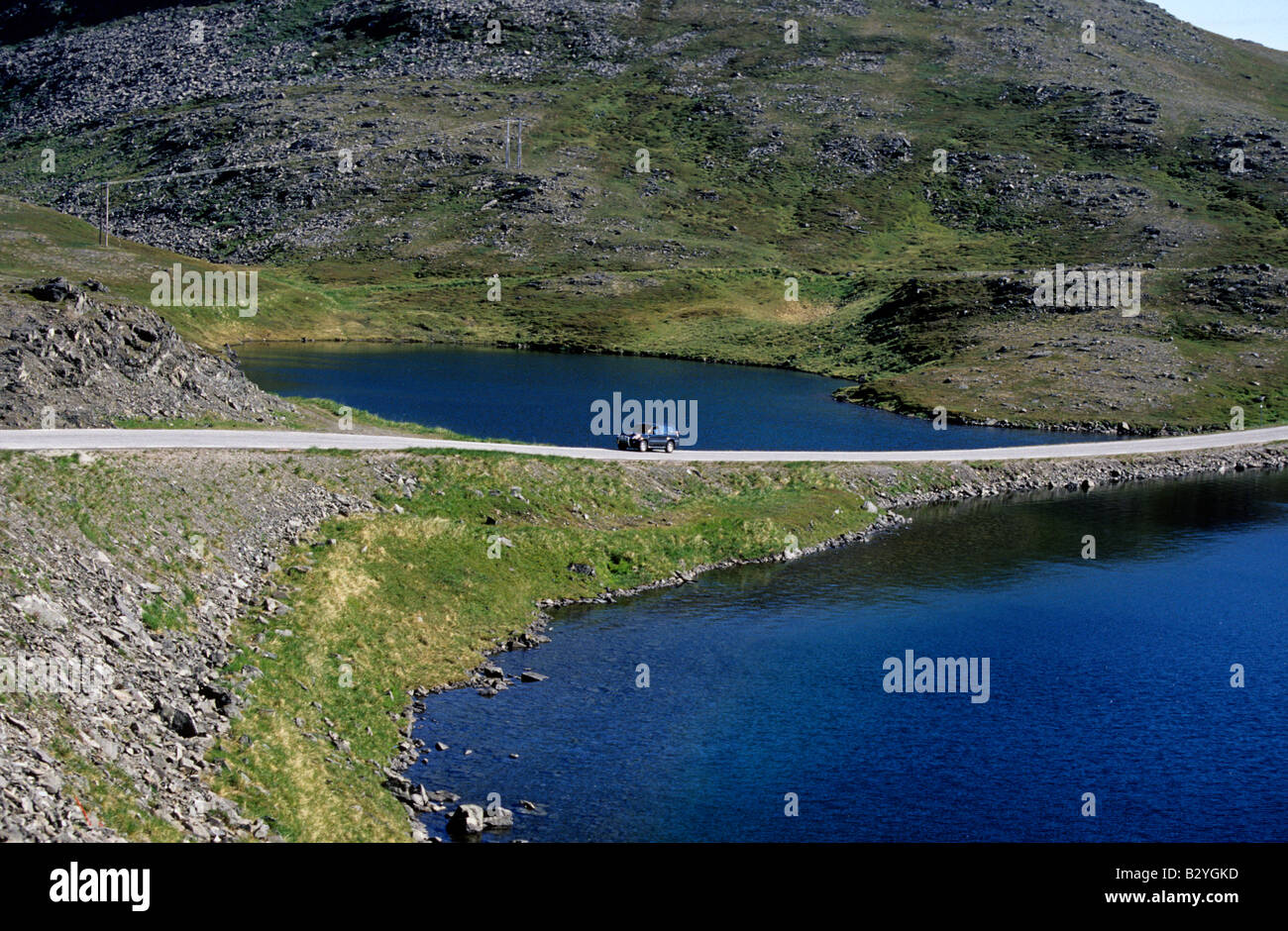 La Norvège en voiture à Nordkapp avec 4x4 SUV sur le lac Banque D'Images