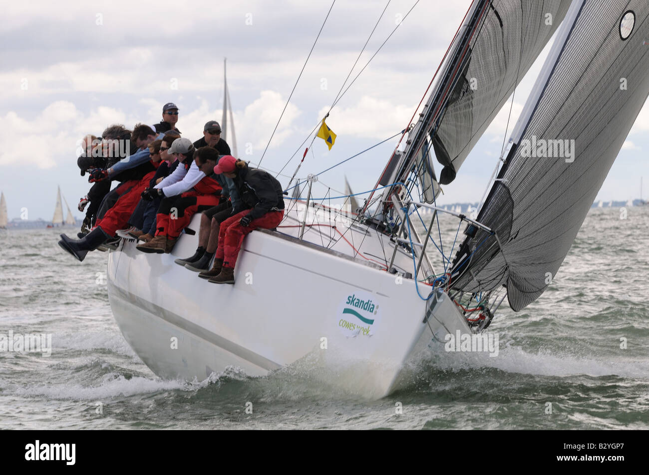 Location de bateau à face au vent avec équipage sur le côté au début de la course de l'île de Wight Cowes Week 2008 Banque D'Images