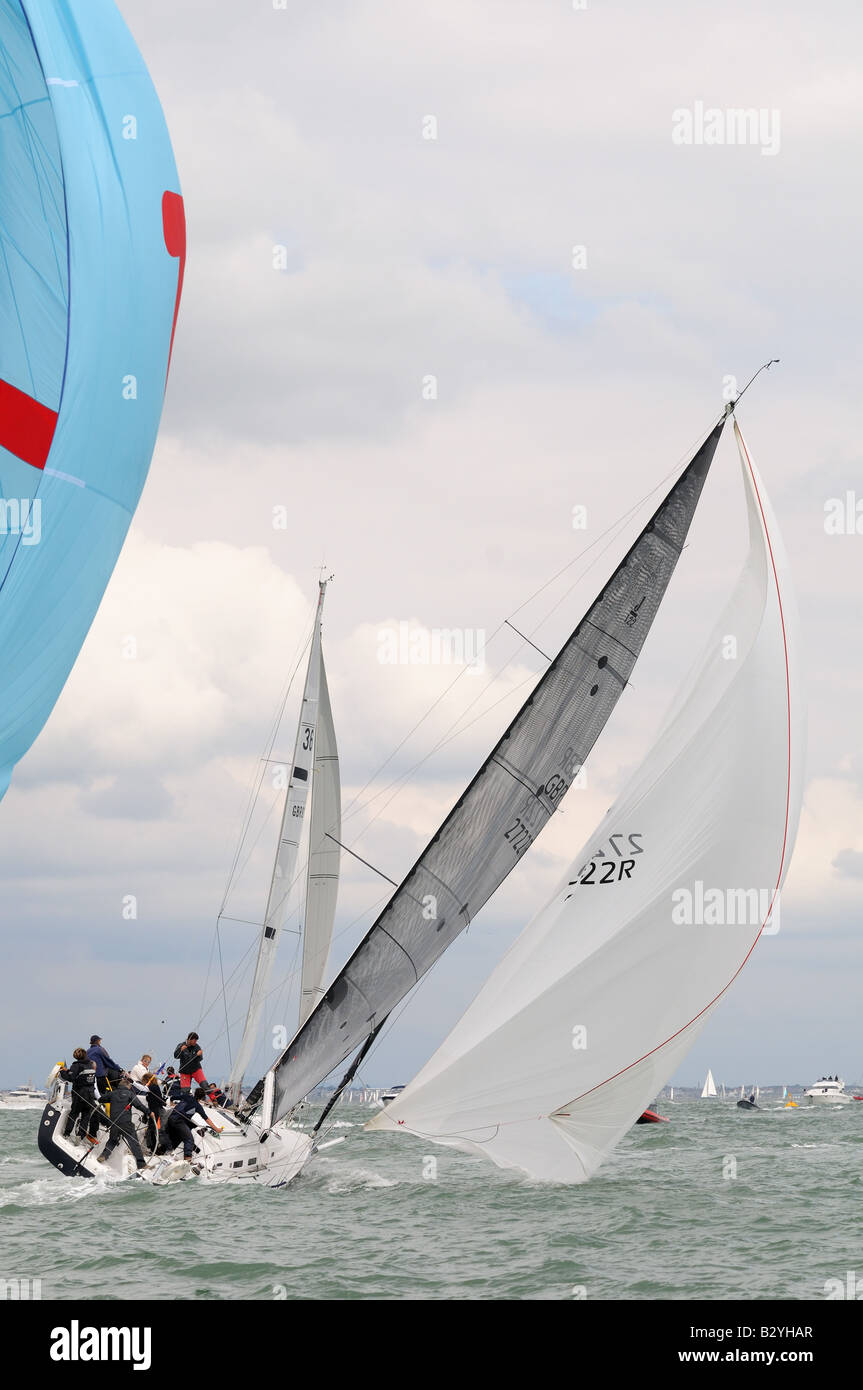 La voile vent arrière voiles asymétriques J122 set La Semaine de Cowes à Isle of Wight Banque D'Images