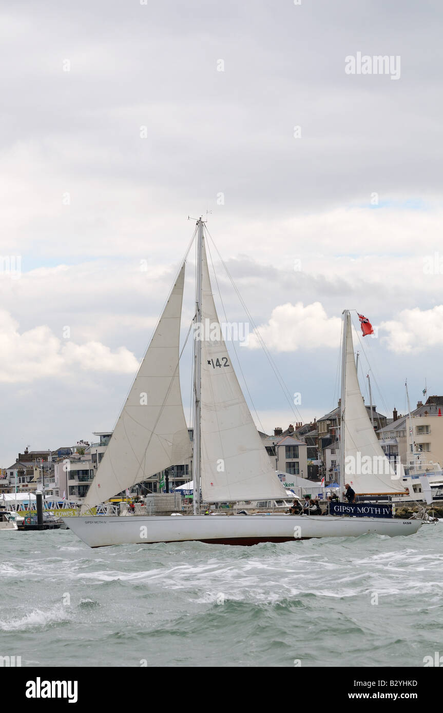 Chay blythe s record autour du monde à la voile de freinage spongieuse, la semaine de Cowes à Isle of Wight Banque D'Images
