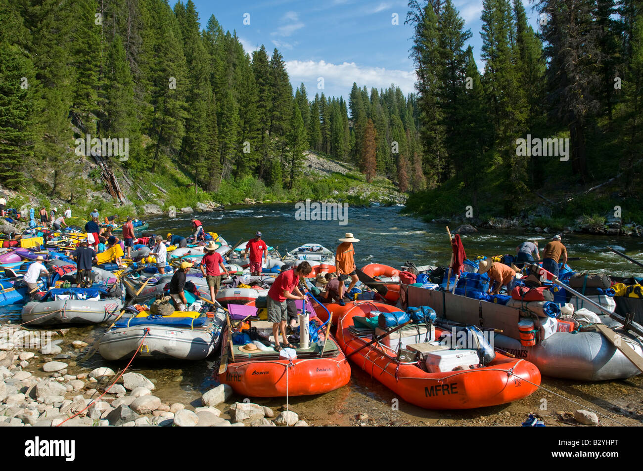 New York, au confluent de la rivière Salmon. Préparer des guides pour commencer un voyage de rafting de Boundary Creek mis dans. Banque D'Images