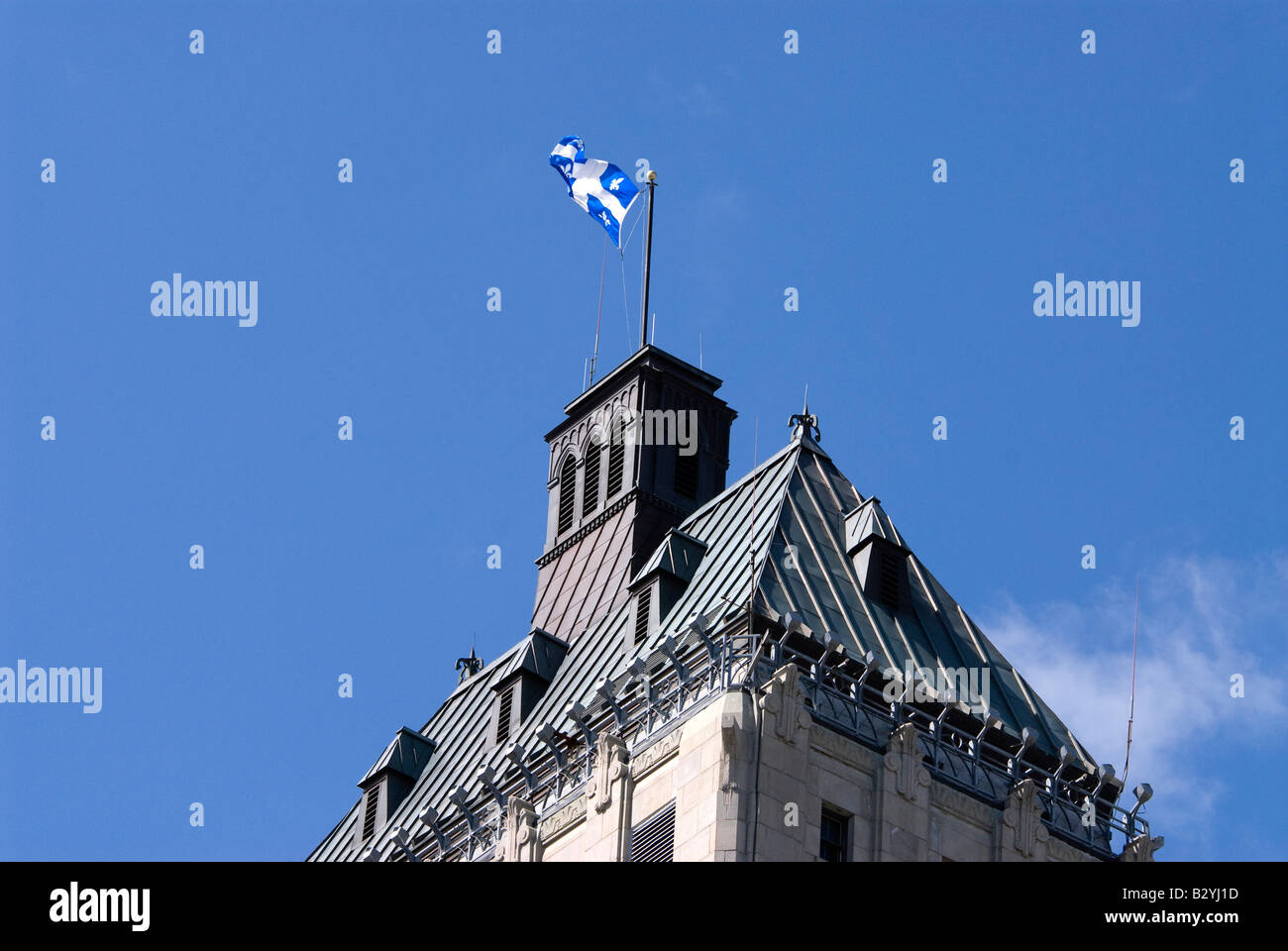 Québec Canada vieille ville drapeau du Québec municipal building symbole iconique Québec Banque D'Images