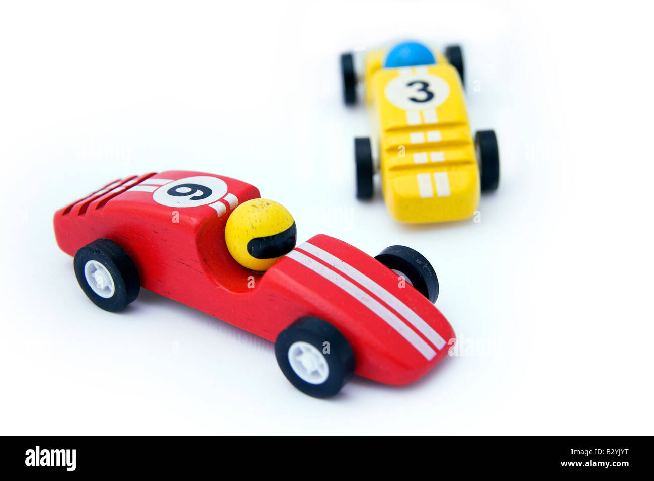 Jouet rouge et jaune les voitures de course, fond blanc Banque D'Images