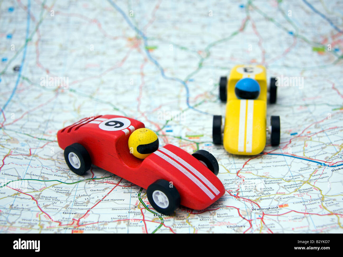 Les voitures de course de jouets sur une carte routière Banque D'Images