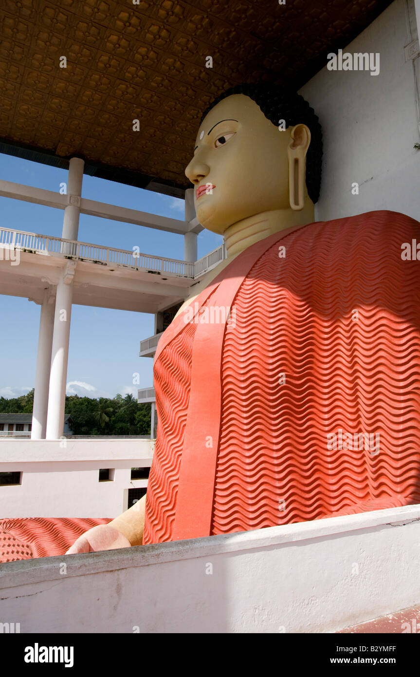 A 25m de haut statue Bouddha coloré construit à Weherahena Temple. Matara, au Sri Lanka Banque D'Images