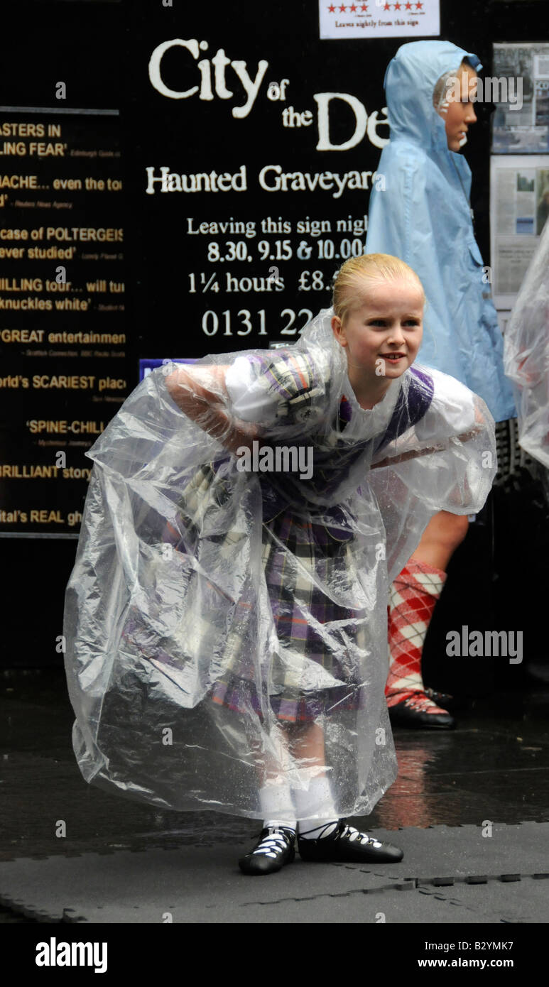 Petite fille Scottish Country Dancer,Edinburgh Fringe Festival, Royal Mile Edinburgh, Ecosse, Banque D'Images