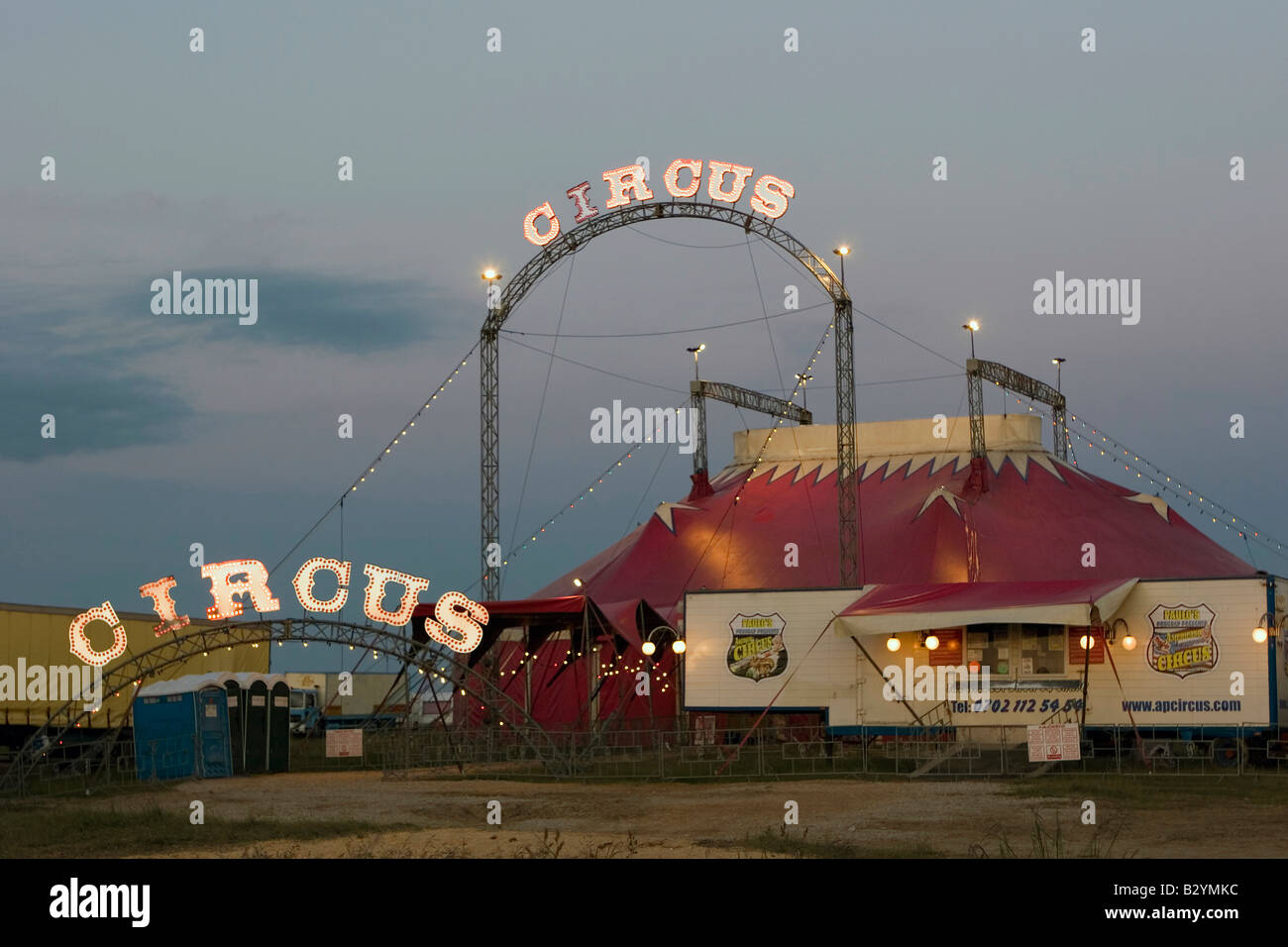 Signe du cirque illuminé, big top & billetterie sur Portland en 2008 Banque D'Images