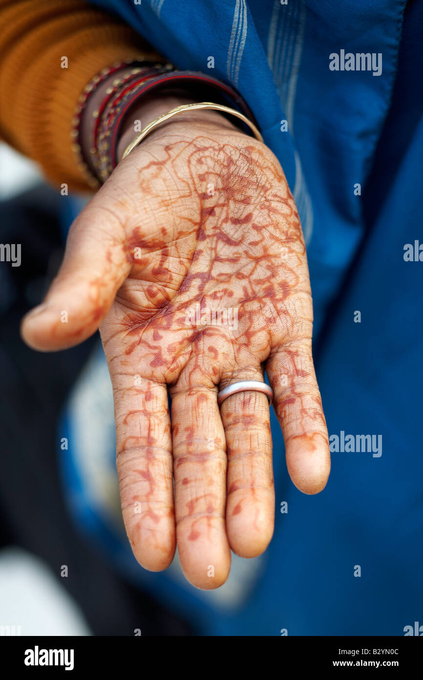 Une vue en gros plan d'une indienne's palm, ornés de tatouages au henné rouge et des bijoux. Banque D'Images