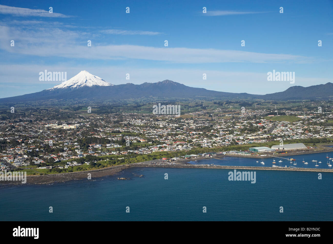 New Plymouth et Mt Taranaki Mt Egmont Taranaki Île du Nord Nouvelle-zélande aerial Banque D'Images